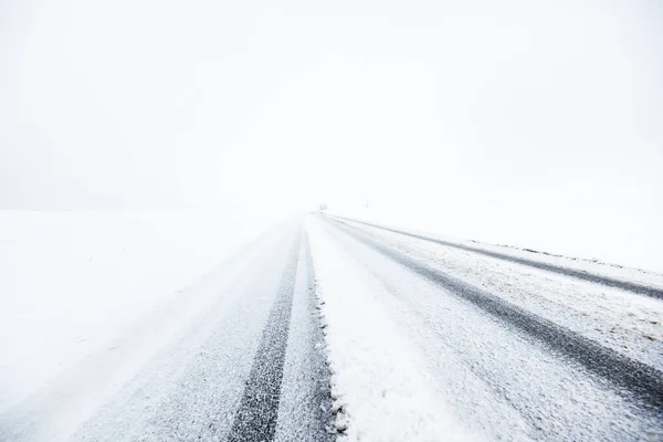 Pokryta Śniegiem Autostrada Droga Asfaltowa Przez Pola Kraju Mgle Zamieci — Zdjęcie stockowe
