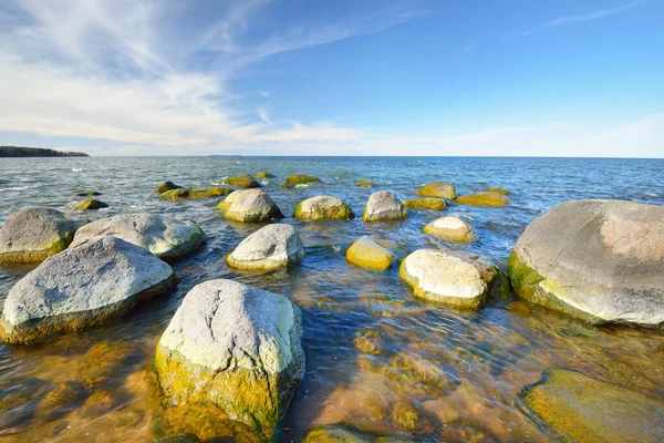 Klippiga Stranden Östersjön Klarblå Himmel Med Cirrusmoln Forntida Stenar Närbild — Stockfoto