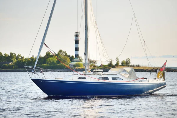 Azul Balandra Yate Aparejado Vela Bahía Riga Atardecer Primer Plano — Foto de Stock