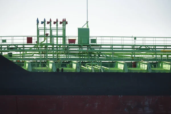 Grote Zwarte Tanker Vrachtschip Aankomst Haven Close Riga Baai Oostzee — Stockfoto