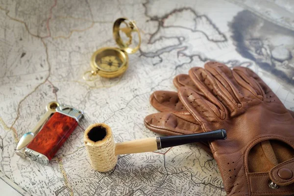 Retro Stijl Gouden Kompas Zonnewijzer Elegante Rookpijp Bruin Lederen Handschoenen — Stockfoto