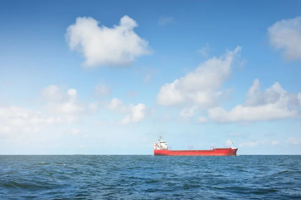ノルウェーの北海で大型赤い貨物船が航行している 貨物輸送 国際通信 物流をテーマに — ストック写真