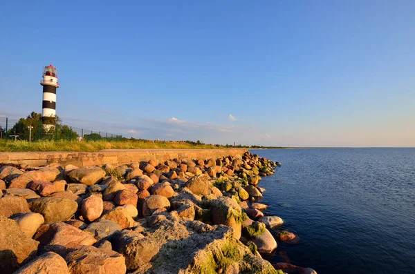 Vecchio Faro Bianco Nero Sulla Riva Rocciosa Della Baia Riga — Foto Stock