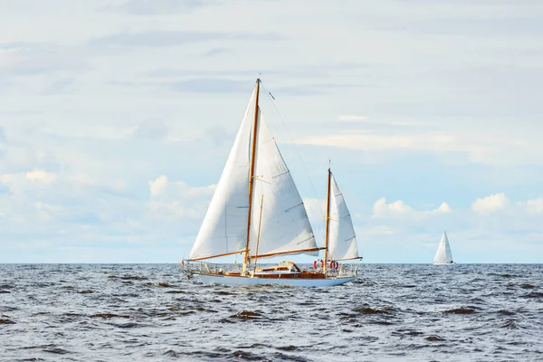 Velho Veleiro Madeira Vintage Caro Yawl Close Navegando Mar Aberto — Fotografia de Stock