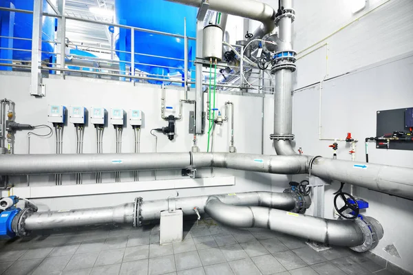 Grandes Tanques Azules Una Sala Calderas Tratamiento Agua Ciudad Industrial —  Fotos de Stock