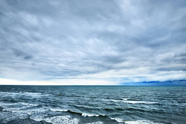 Mar Baltico Sotto Nuvole Drammatiche Scure Dopo Temporale Lettonia Paesaggio — Foto Stock