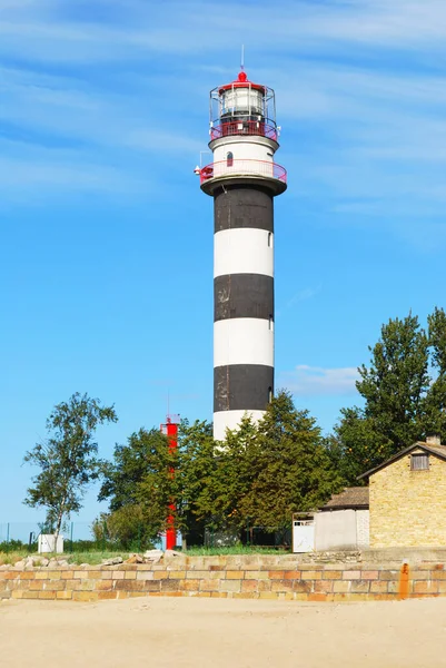 Riga Körfezi Kıyısındaki Eski Siyah Beyaz Deniz Fenerinin Alçak Açılı — Stok fotoğraf