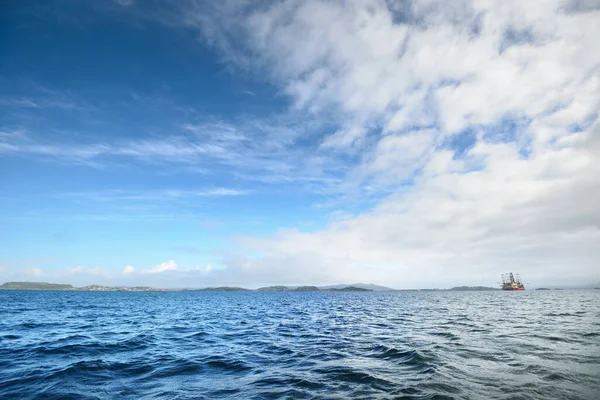 Uma Vista Mar Norte Partir Barco Vela Céu Azul Claro — Fotografia de Stock