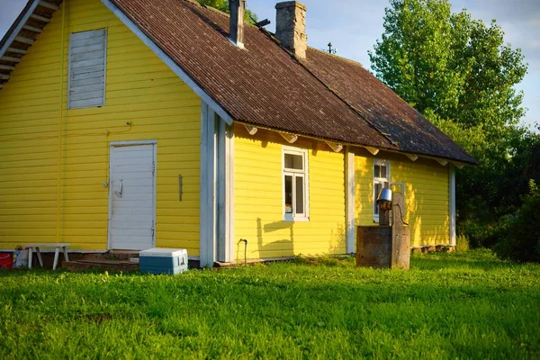 노란색 현대의 주택과 우물의 자작나무 배경에 있습니다 에스토니아 세토모아 — 스톡 사진