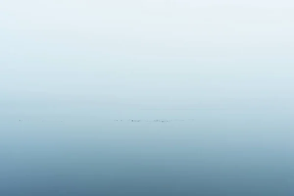 Udsigt Skovsøen Tyk Tåge Symmetriske Refleksioner Vandet Naturligt Spejl Misty - Stock-foto