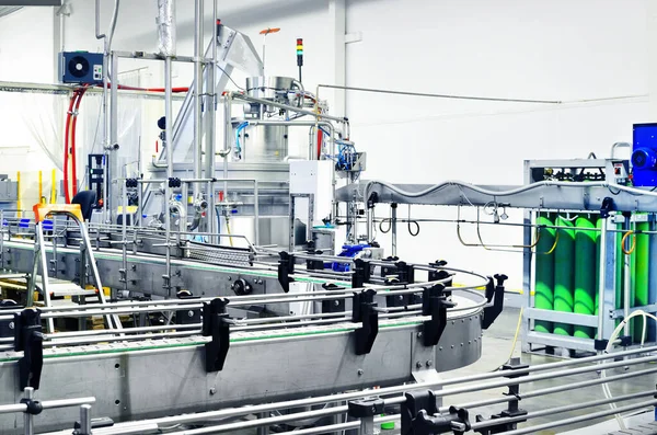 Maden içme suyu üretimi. Fabrikadaki nakliye hattı..