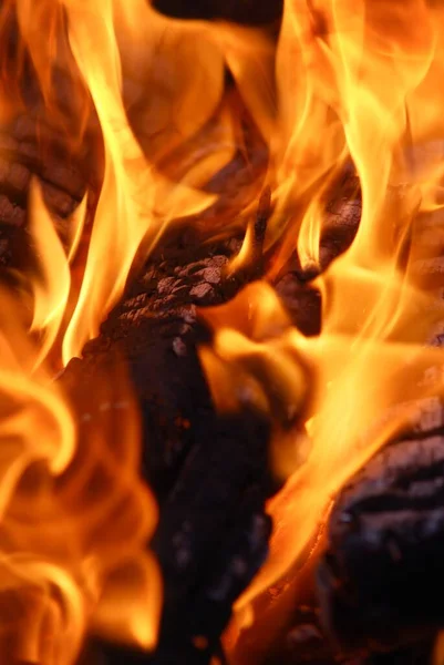 Eld Mörkret Flygande Gnistor Brinnande Trä Rörelse Suddig Effekt Naturligt — Stockfoto