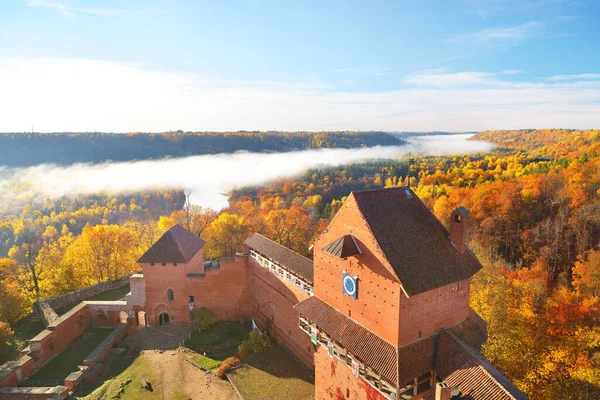 Vista Aérea Torre Del Castillo Turaida Una Nube Niebla Matutina — Foto de Stock