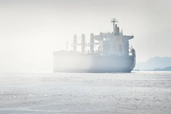 在波罗的海航行至拉脱维亚里加港的大型蓝色散装货船 游艇上的景色 全球通信 货物运输 — 图库照片