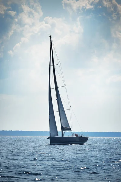 Modern Dyr Sport Yacht Segling Varm Sommardag Närbild Dramatiskt Molnlandskap — Stockfoto