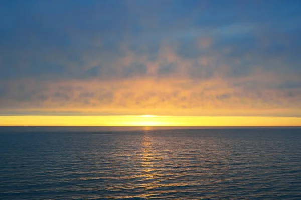 日没時に雨が降った後のバルト海の砂浜からのパノラマの空の景色 黄金の太陽の光 カラフルな輝く雲 牧歌的な海の景色 ラトビアのベントスピルス — ストック写真