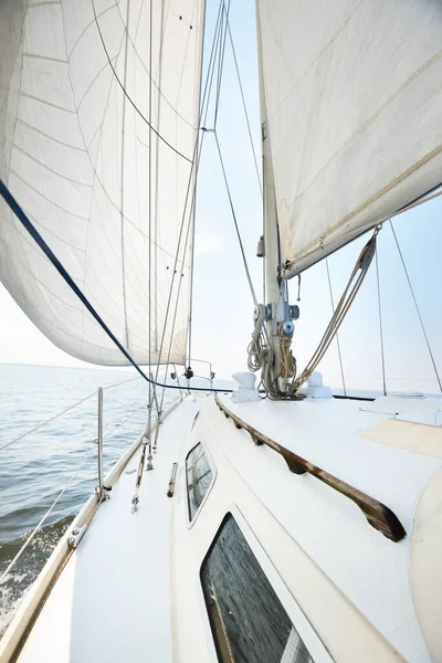 晴れた夏の日に白いヨットのセーリング デッキから弓と帆へのクローズアップビュー 波と水が飛び散った 真っ青な空 バルト海 スウェーデン — ストック写真
