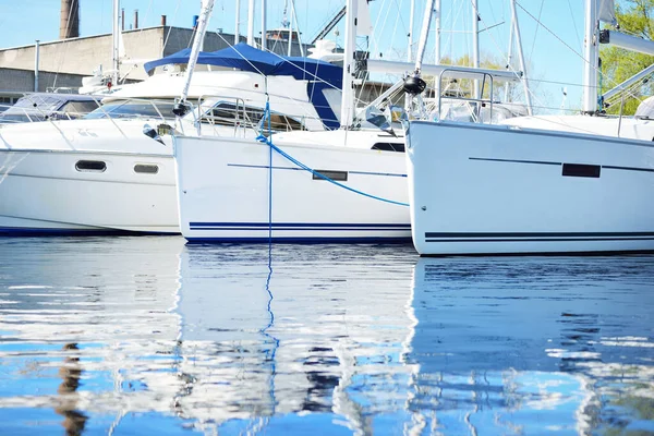 Veleros Modernos Blancos Alquiler Amarrados Muelle Puerto Deportivo Yates Día — Foto de Stock