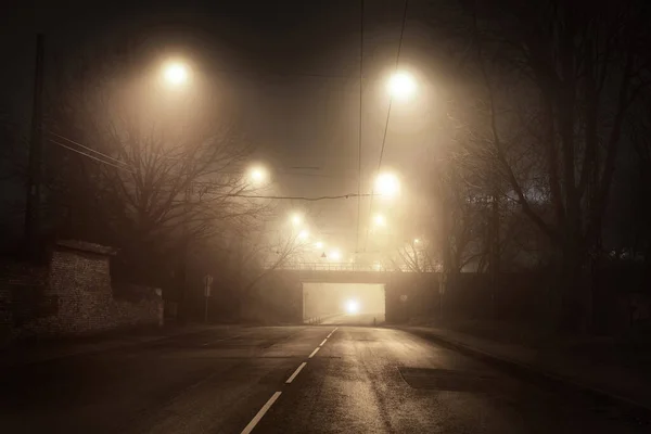 Une Route Asphaltée Éclairée Vide Dans Brouillard Nuit Pont Arrière — Photo