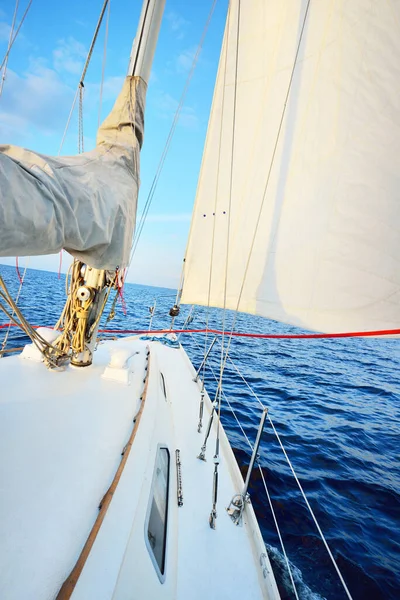 白いヨットは日没時に静かな水の中を航海する デッキから弓 マスト 帆への眺め 真っ青な空 スポーツとレクリエーションのテーマ バルト海 スウェーデン — ストック写真