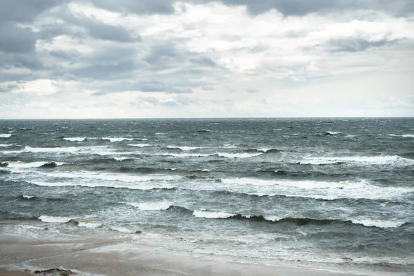 Балтийское Море Яркими Облаками Заката После Грозы Волны Крупным Планом — стоковое фото
