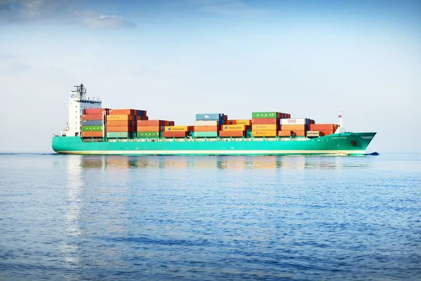 Groot Vrachtcontainerschip Dat Een Heldere Dag Close Vanuit Europoort Rotterdam — Stockfoto