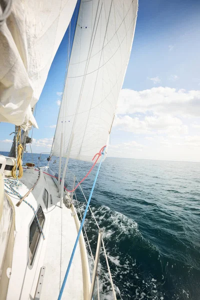 Біла Яхта Пливе Сонячний День Вгорі Вниз Від Палуби Лука — стокове фото