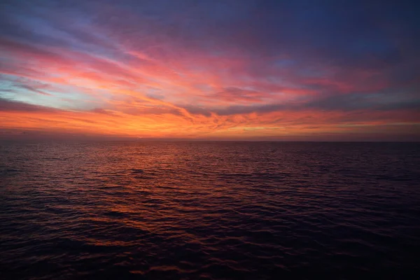 Nubes Coloridas Atardecer Sobre Mar Mediterráneo Paisaje Nublado Dramático Destinos — Foto de Stock