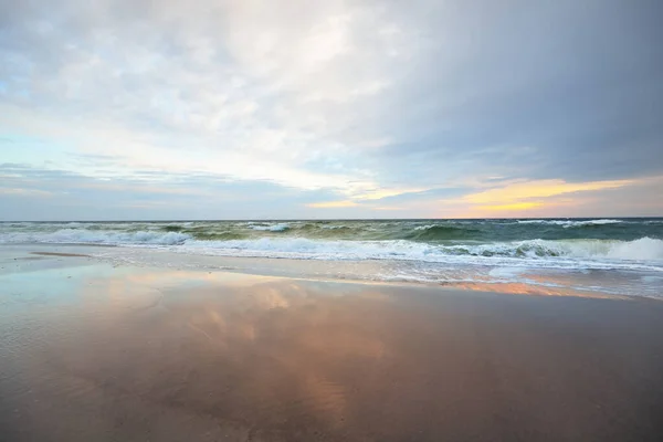 Sandstrand Öken Anholt Vid Solnedgången Vågor Och Vattenstänk Färgglada Molnlandskap — Stockfoto