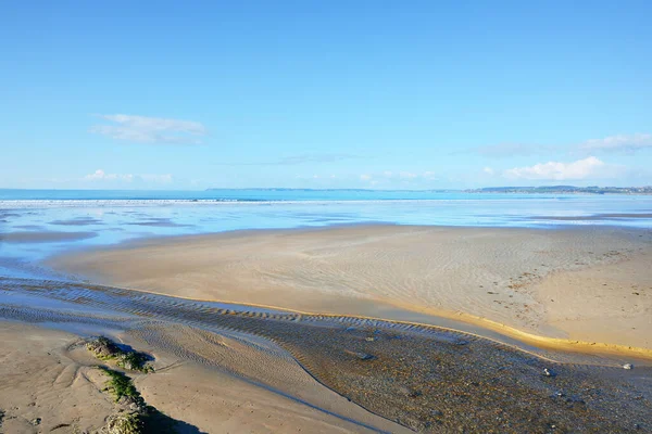 ドゥアルネネス湾の砂浜の海岸からの眺め 真っ青な空 水の上の反射 波と水が飛び散った フランスのブルターニュ 旅行先 レジャー活動のテーマ — ストック写真