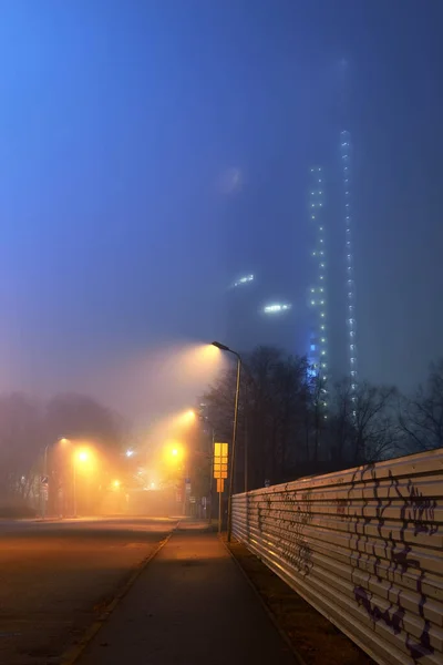 Ένας Άδειος Φωτισμένος Αυτοκινητόδρομος Και Κλειστά Μαγαζιά Μέσα Ομίχλη Νύχτα — Φωτογραφία Αρχείου