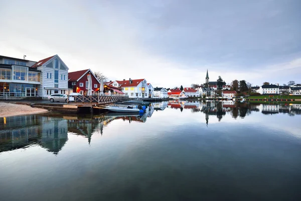 Panoramiczny Widok Małą Wioskę Południowej Norwegii Staw Przystań Jachtowa Tradycyjne — Zdjęcie stockowe