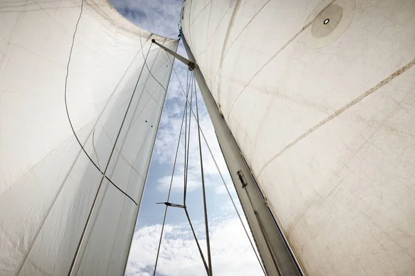 Witte Zeilen Van Een Sloep Opgetuigd Jacht Tegen Troebele Blauwe — Stockfoto