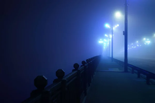 Fußgängersteg Durch Die Beleuchtete Leere Steinbrücke Dichtem Nebel Der Nacht — Stockfoto