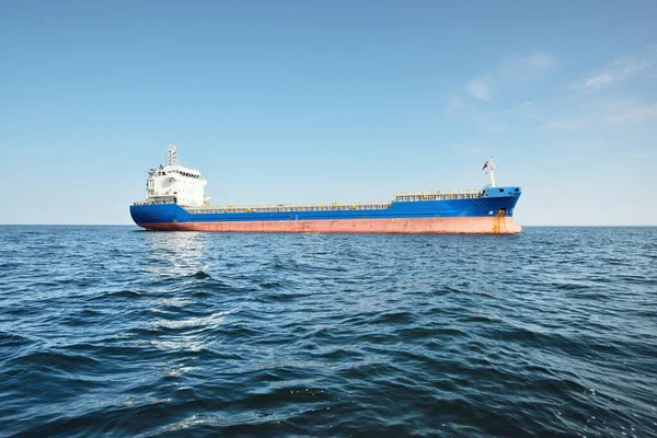 Cebelitarık Boğazı 'nda demirli büyük mavi bir kargo gemisi. Yat manzaralı, yakın plan. Yaz Atlantik 'i İspanya ve Afrika' ya doğru gidiyor. Yük taşımacılığı, lojistik, küresel iletişim teması