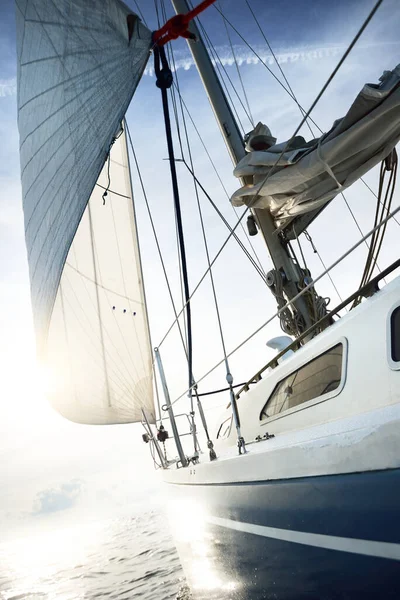 Niebieski Jacht Pływający Otwartym Morzu Słoneczny Letni Dzień Widok Bliska — Zdjęcie stockowe