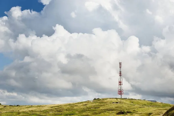 Телекоммуникационная Башня Возле Побережья Франции Дуврском Проливе Зеленая Долина Холм — стоковое фото
