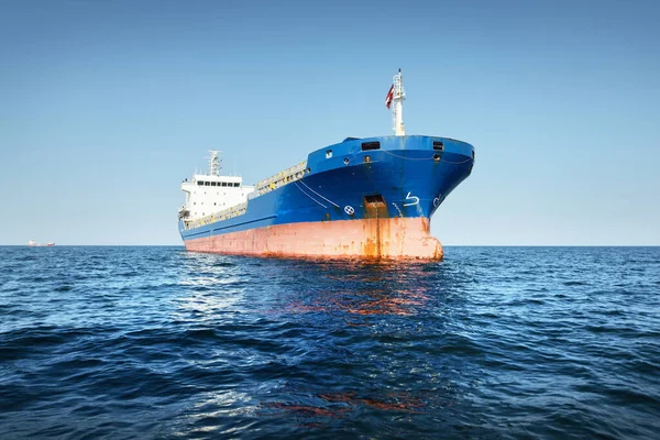 ジブラルタル海峡に停泊する大きな青い貨物船 ヨットからの眺め クローズアップ 夏の大西洋はスペインとアフリカの近くを航行する 貨物輸送 グローバル通信のテーマ — ストック写真