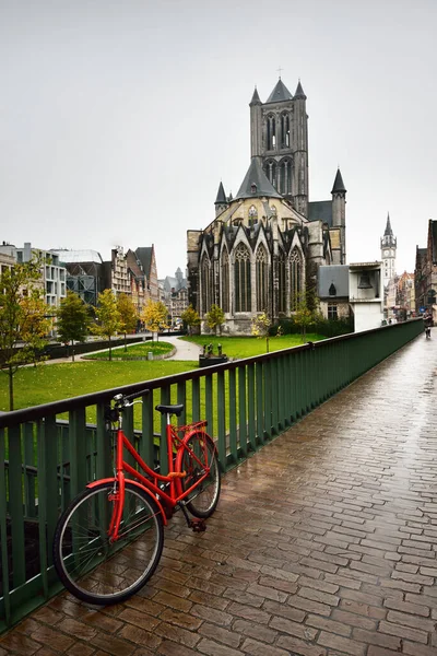 Een Rode Fiets Geparkeerd Een Historisch Centrum Van Gent Vlakbij — Stockfoto