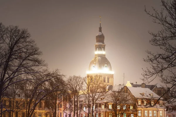 Close Iluminada Catedral Riga Coberta Neve Cidade Velha Letónia Férias — Fotografia de Stock