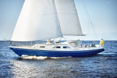 Açık bir Baltık Denizi 'nde, açık bir günde, yakın planda mavi yelkenli yelkenli yelkenli. Riga Körfezi, Letonya. Gezi, spor, eğlence, boş zaman aktiviteleri.