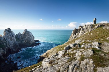 Özgür Fransa 'nın Bretonları Anıtı, yakın plan. Pointe de Pen-Hir kayalıklarının manzarası. Ulusal dönüm noktası, seyahat yerleri, gezi teması. Crozon Yarımadası, Britanya