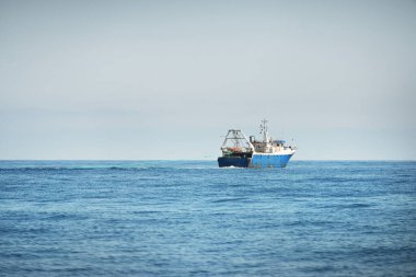 Açık bir Akdeniz 'de balık çiftliği, balıkçı teknesi (küçük gemi) yakın plan, İspanya. Gıda endüstrisi, geleneksel zanaat ve alternatif üretim, çevresel hasar ve koruma
