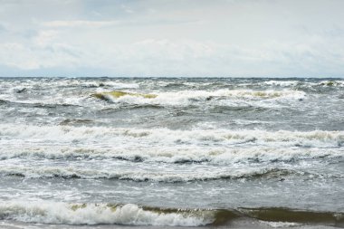 Fırtınadan sonra dramatik günbatımı bulutları altında Baltık Denizi. Dalgalar yakın çekim. - Letonya. Destansı deniz manzarası. Kasırga, fırtına, sert hava, meteoroloji, ekoloji, iklim değişikliği, doğal olaylar