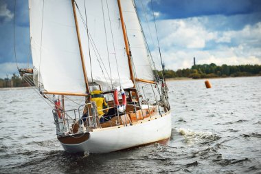 Eski pahalı, ahşap yelkenli (Ywl) yakın çekim, fırtınadan önce dramatik gökyüzü altında yelken. Yelkenli yat yarışı. Destansı bulut manzarası. Kiel, Kuzey Almanya