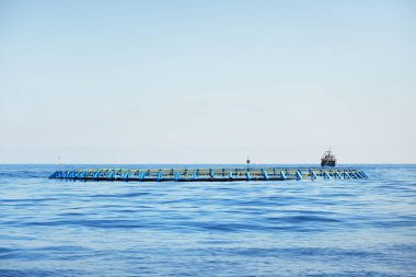 Açık bir Akdeniz 'de balık çiftliği, balıkçı teknesi (küçük gemi) yakın plan, İspanya. Gıda endüstrisi, geleneksel zanaat ve alternatif üretim, çevresel hasar ve koruma