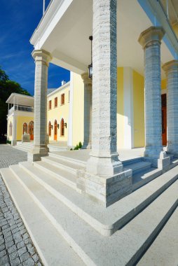 Ön kapıda sütunları olan malikânenin (kalenin) alçak açılı görüntüsü. Estonya. Yaz tatilleri, seyahat merkezleri, ulusal dönüm noktaları, turistik yerler, klasik mimari.