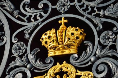 Kış Sarayı 'nın ön kapısında altın imparatorluk tacı. Saint Petersburg, Rusya. Tarih, sembol, ulusal dönüm noktası, gezi teması