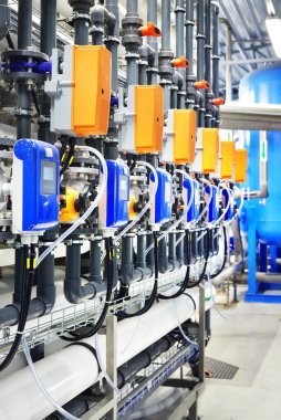 Ozmoz endüstriyel su arıtma istasyonunu tersine çevirin. Boruların görsel ritmi