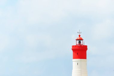 Bir Noel deniz feneri (Dique De La Navidad) bulutlu mavi gökyüzüne karşı, yakın plan. Akdeniz, Cartagena, İspanya. Navigasyon, yelken, seyahat, seyahat, milli dönüm noktası, umut ve barışın sembolü